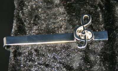 silberfarbene Krawattennadel mit silberfarbenem Violinschlüssel